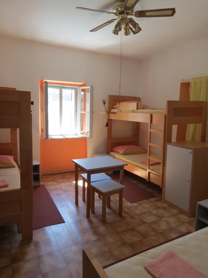 Hi Hostel Велі-Лошинь Екстер'єр фото