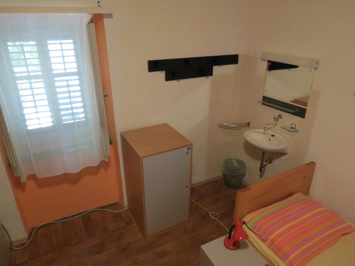 Hi Hostel Велі-Лошинь Екстер'єр фото