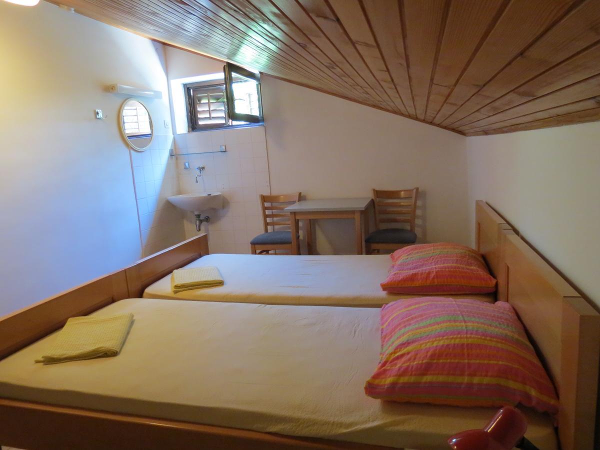 Hi Hostel Велі-Лошинь Екстер'єр фото
