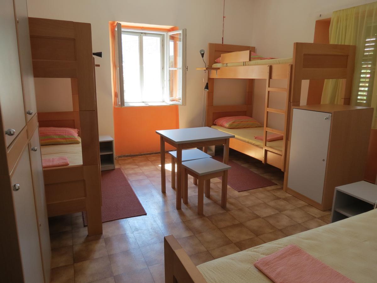 Hi Hostel Велі-Лошинь Екстер'єр фото