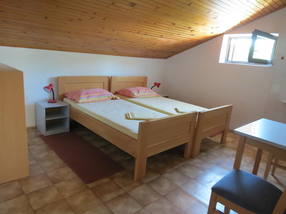 Hi Hostel Велі-Лошинь Екстер'єр фото