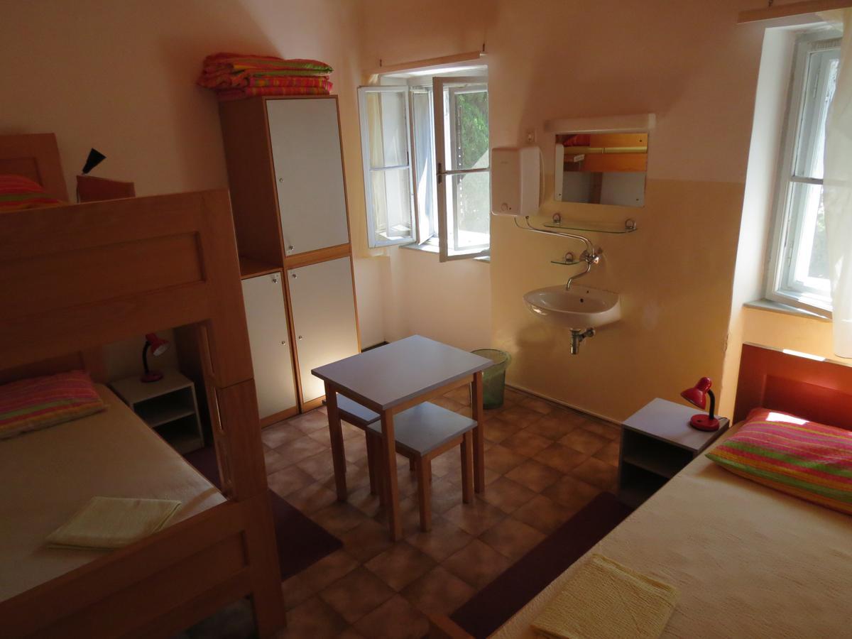 Hi Hostel Велі-Лошинь Екстер'єр фото