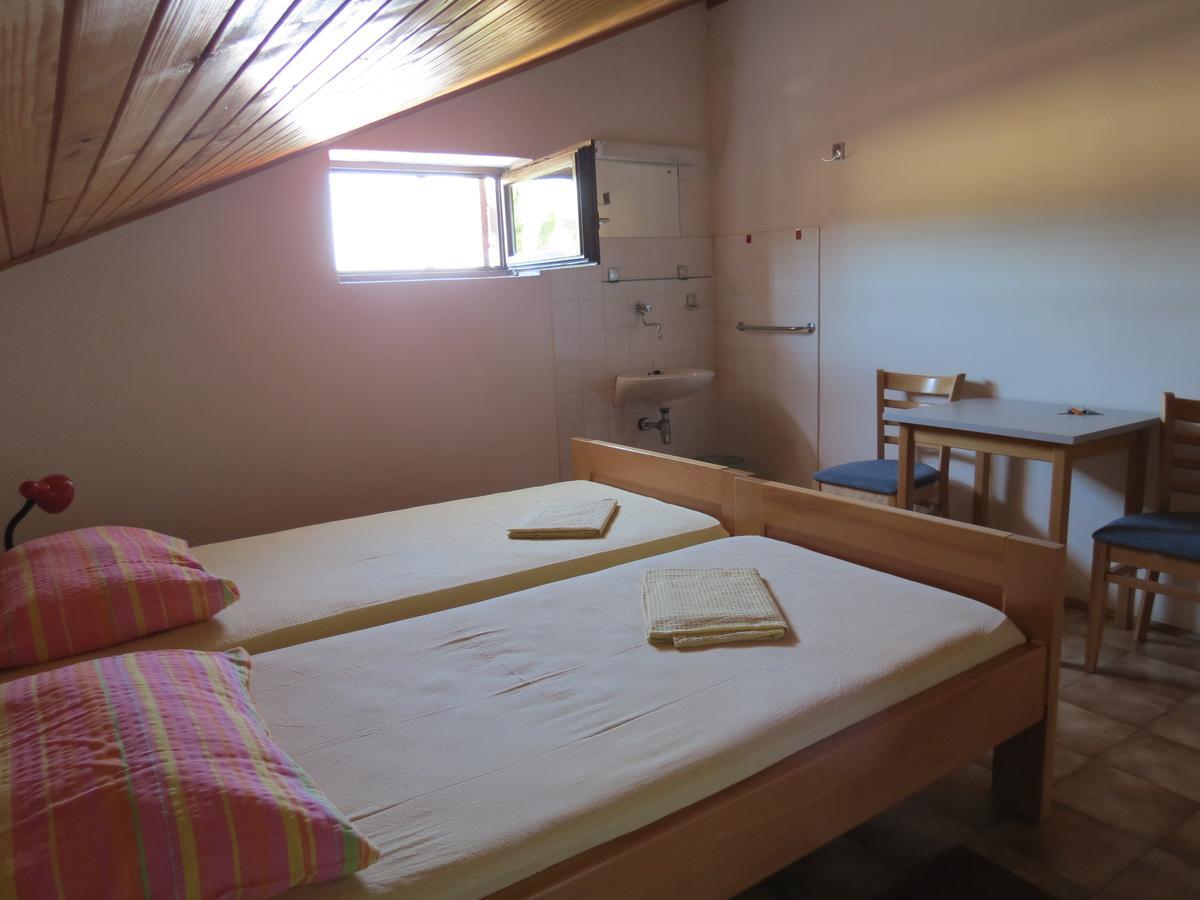 Hi Hostel Велі-Лошинь Екстер'єр фото
