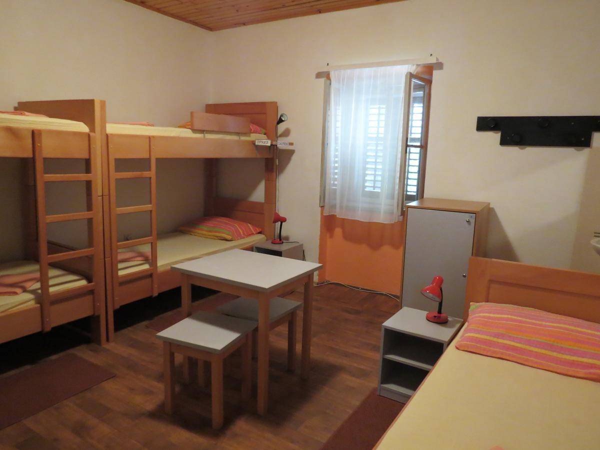 Hi Hostel Велі-Лошинь Екстер'єр фото