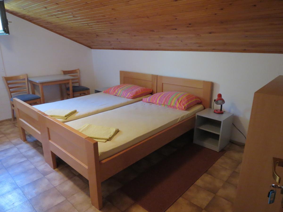 Hi Hostel Велі-Лошинь Екстер'єр фото